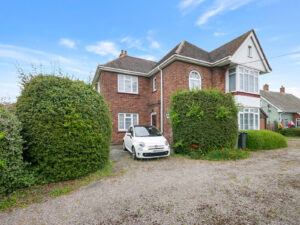 LARGE DETACHED THREE BEDROOM PROPERTY WITH POTENTIAL TO EXTEND